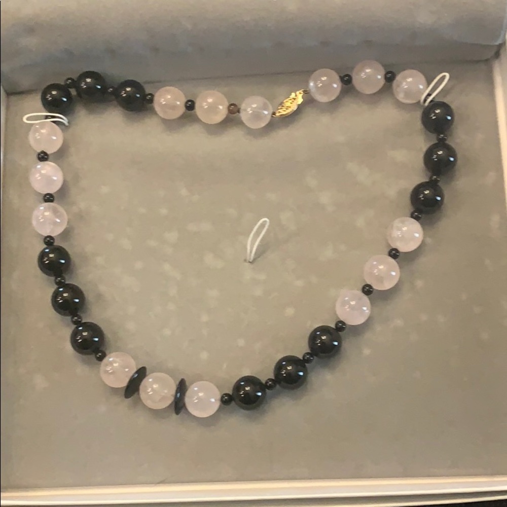 Rose quartz and onyx beads necklace. 16”